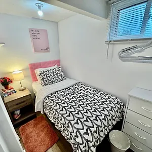 tiny-private-room-on-the-1st-floor-of-a-big-house.seattlehotelsites.com/